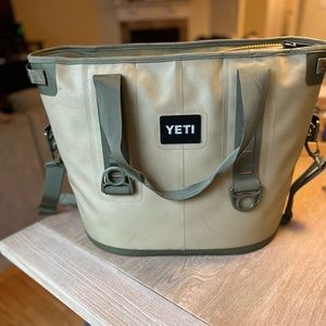 YETI Hopper 30 Cooler Tote